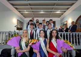 Las reinas de las fiestas y los galanes en el salón de actos del ayuntamiento de Torrelobatón