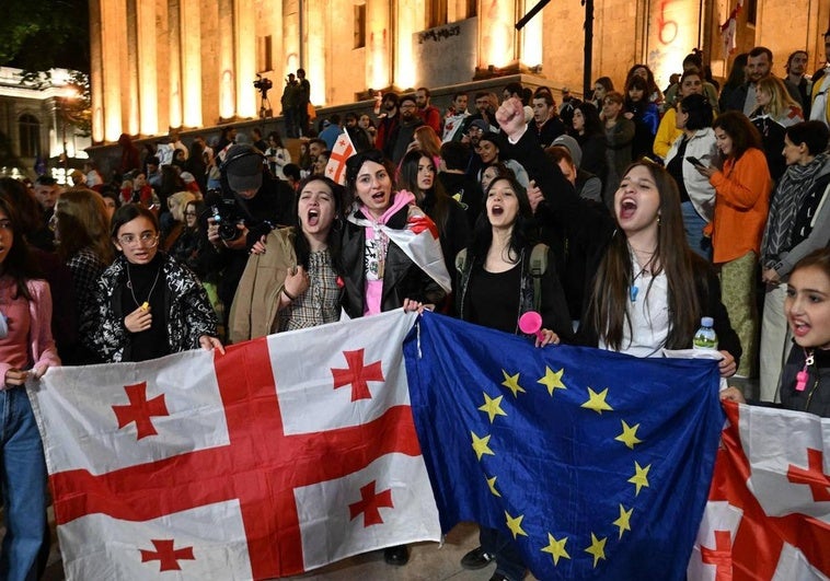 Manifestantes protestan frente al Parlamento de Georgia en Tiflis contra la ley de «influencia extranjera».