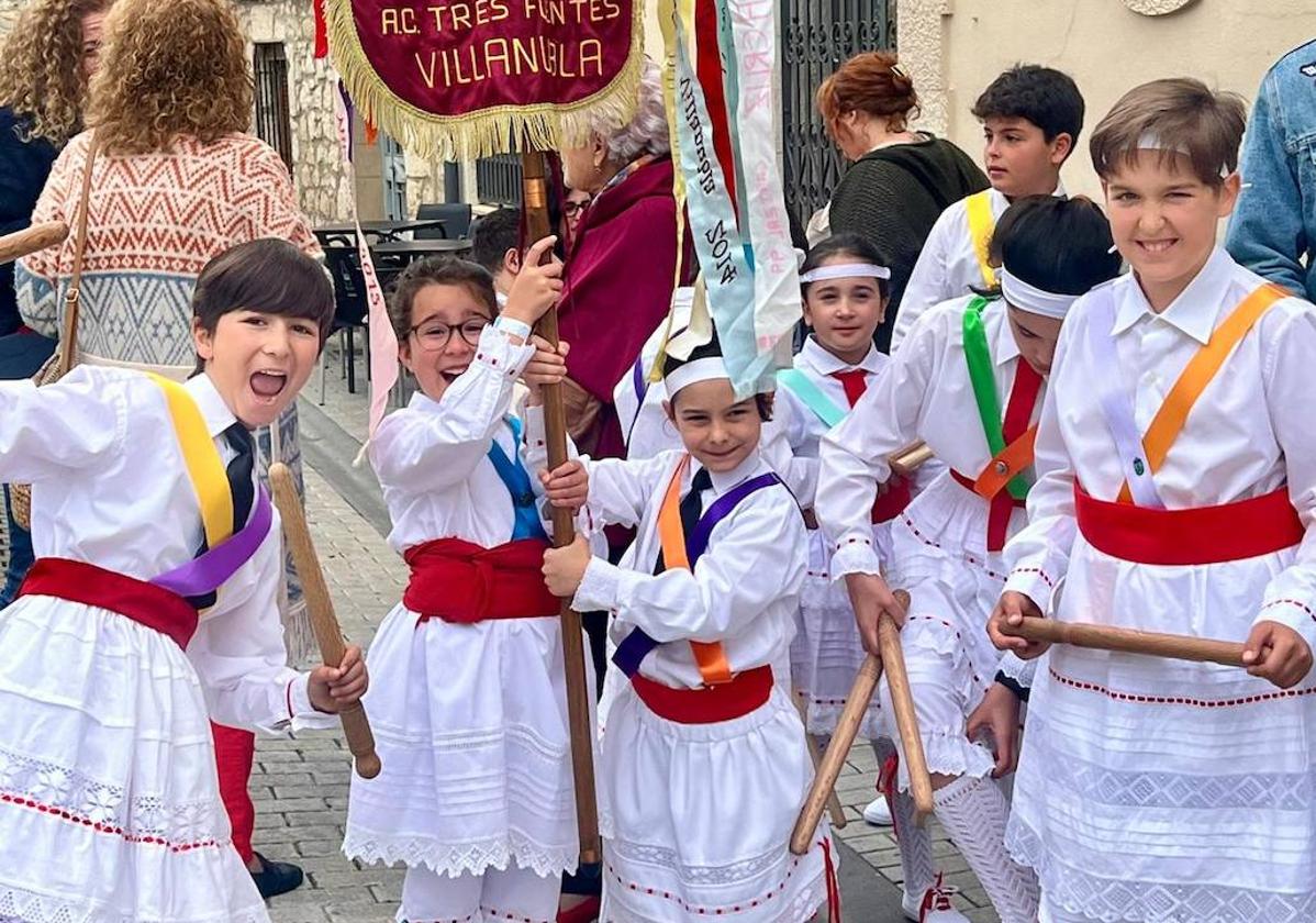 Los niños danzantes de Villanubla durante el encuentro de folclore infantil