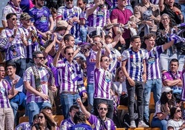 Aficionados del Real Valladolid celebran el gol de Negredo.