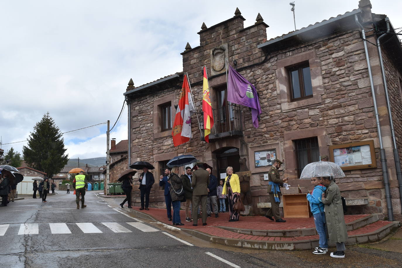 Brañosera rinde homenaje a la bandera de España