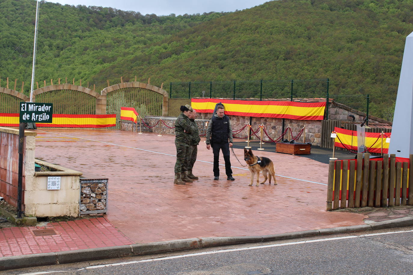 Brañosera rinde homenaje a la bandera de España