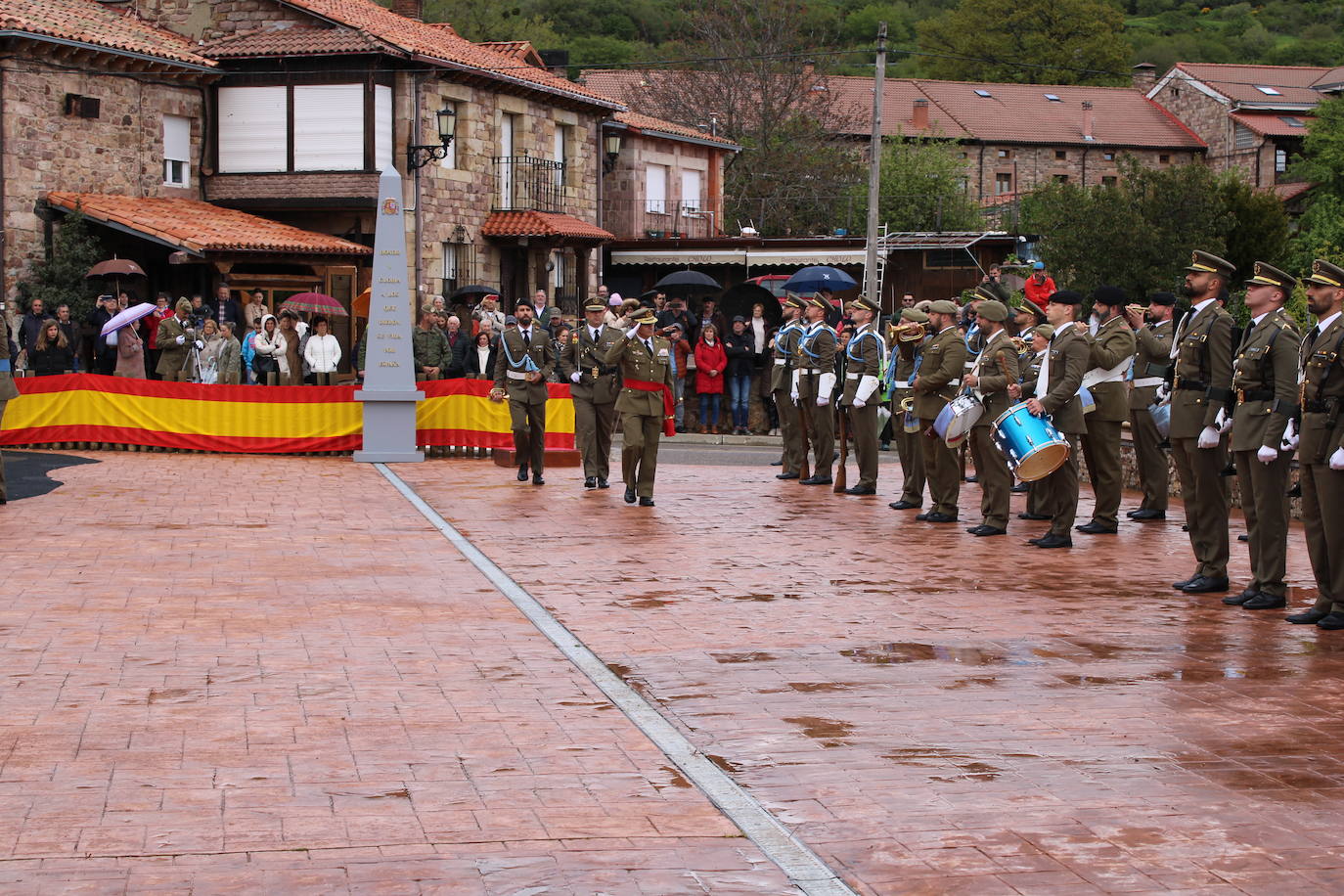 Brañosera rinde homenaje a la bandera de España