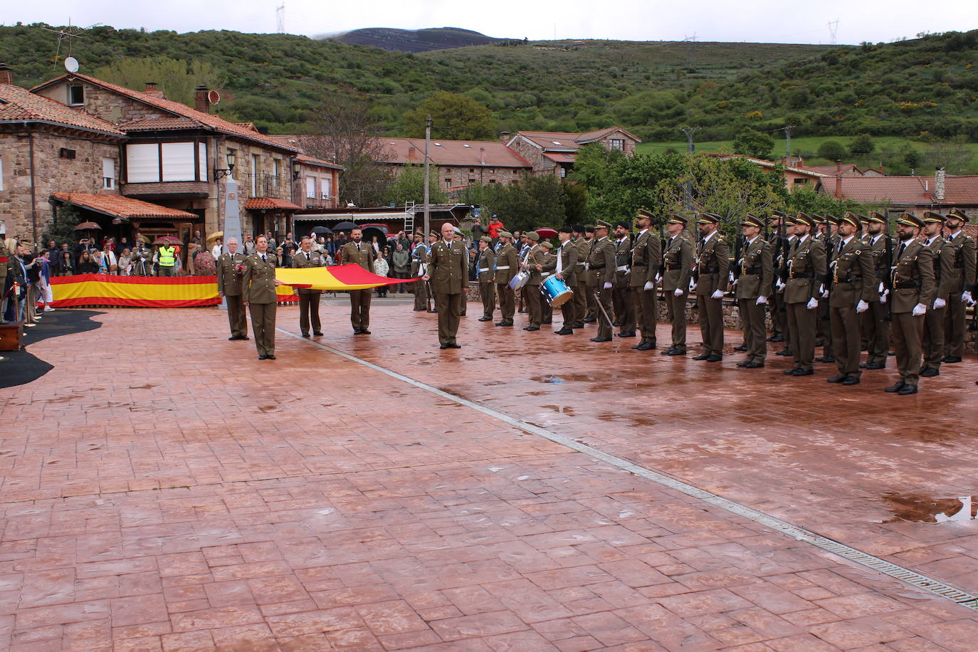 Brañosera rinde homenaje a la bandera de España