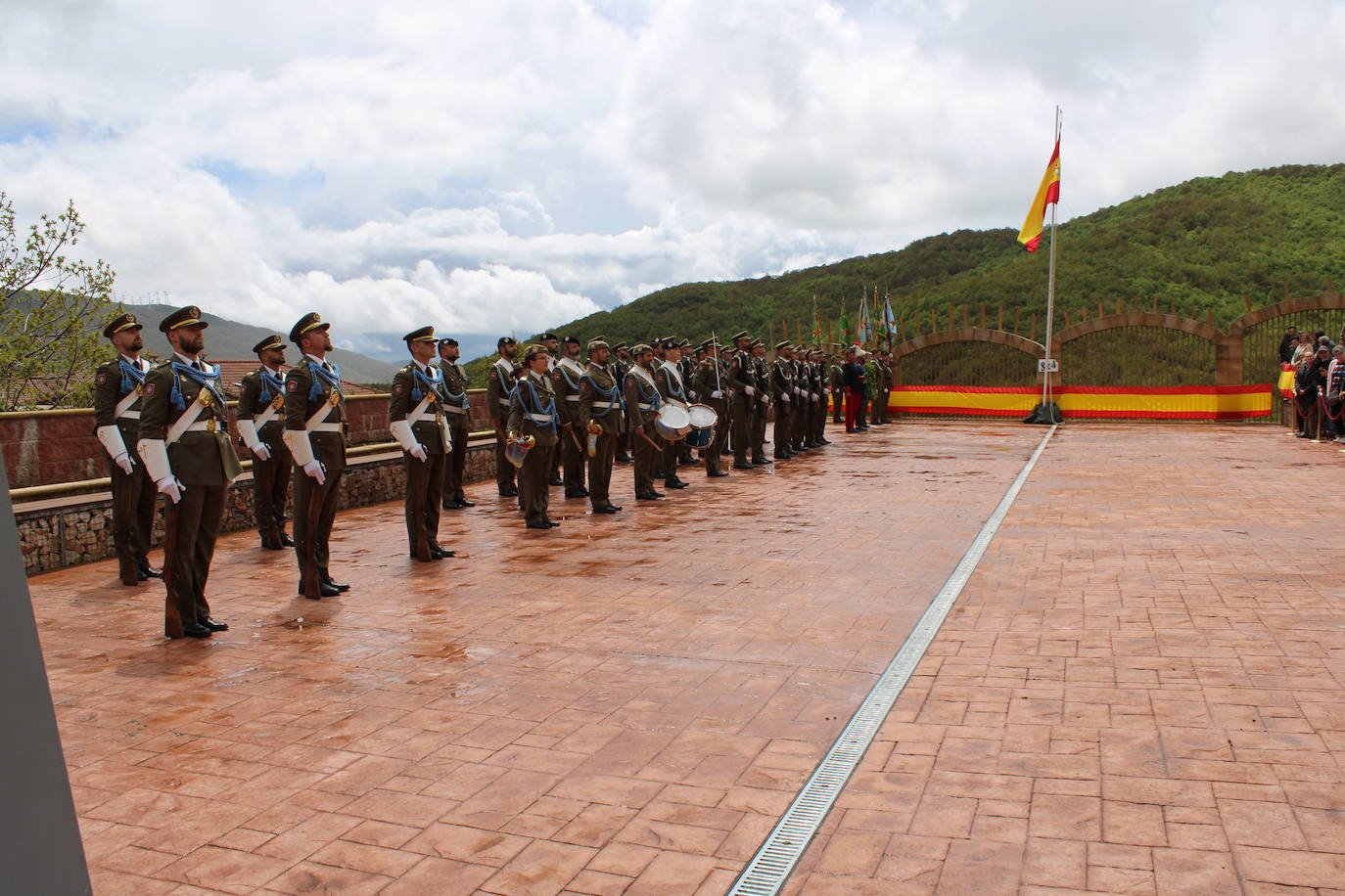 Brañosera rinde homenaje a la bandera de España