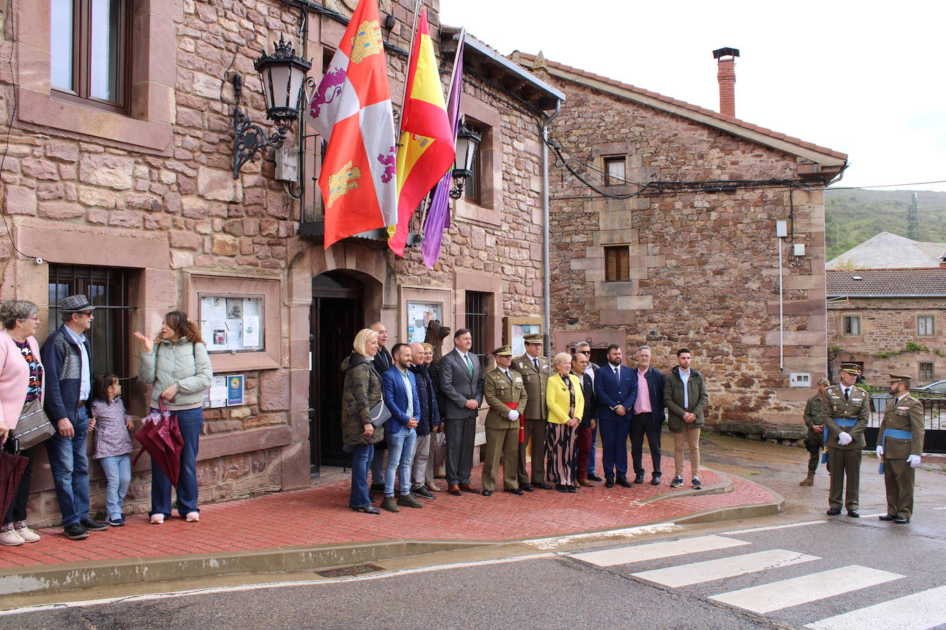 Brañosera rinde homenaje a la bandera de España