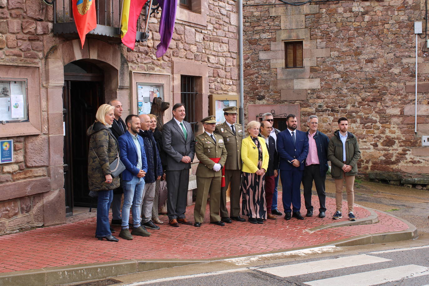 Brañosera rinde homenaje a la bandera de España