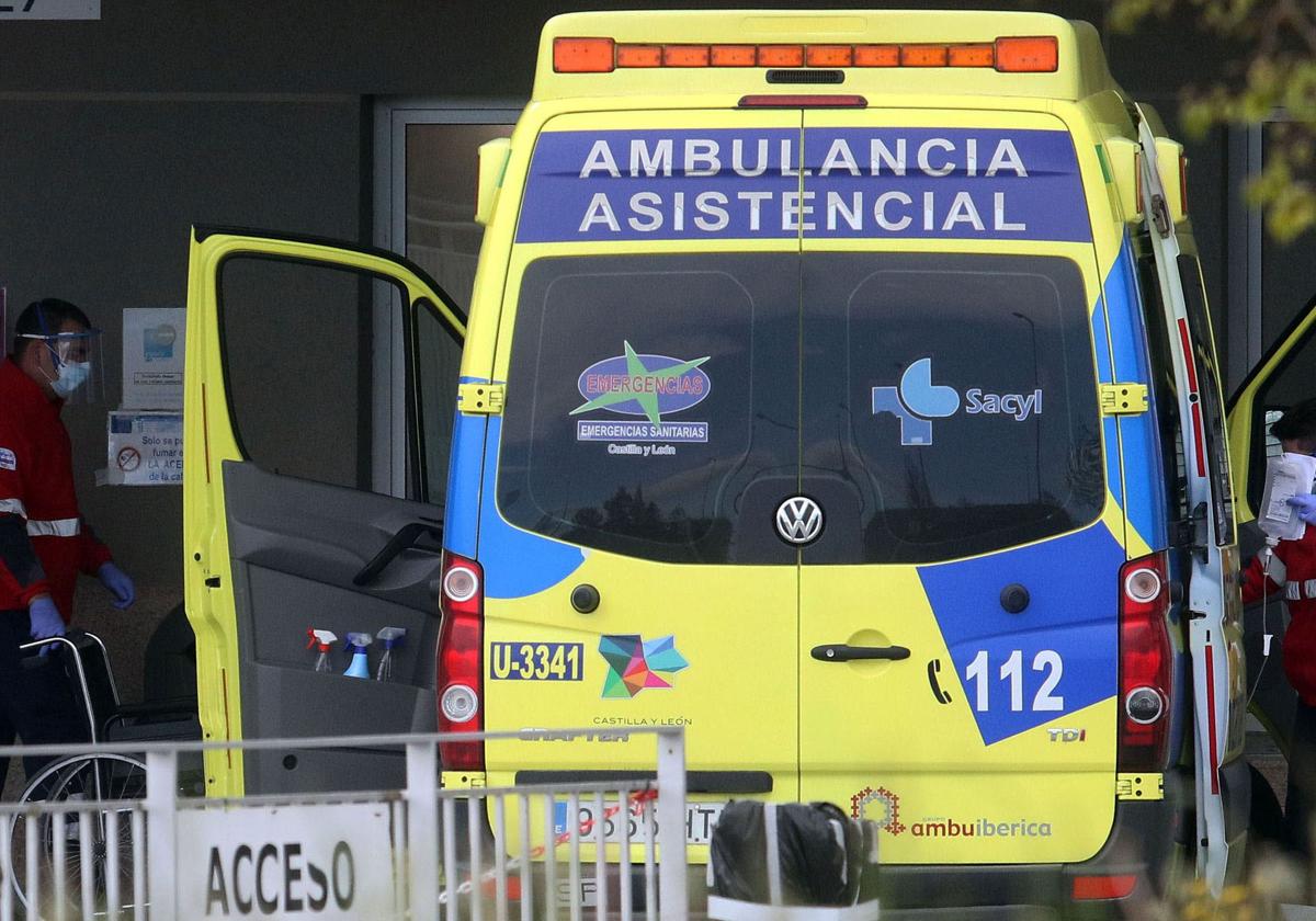 Ambulancia en la entrada de Urgencias del Hospital General de Segovia.