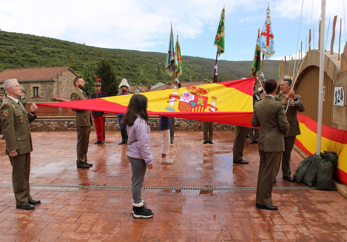 Brañosera rinde homenaje a la bandera al cumplirse 1.200 años del fuero