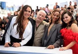 Las actrices Karla Sofía Gascón, Zoe Saldaña y Selena Gómez junto al director de 'Emilia Pérez', Audiard.