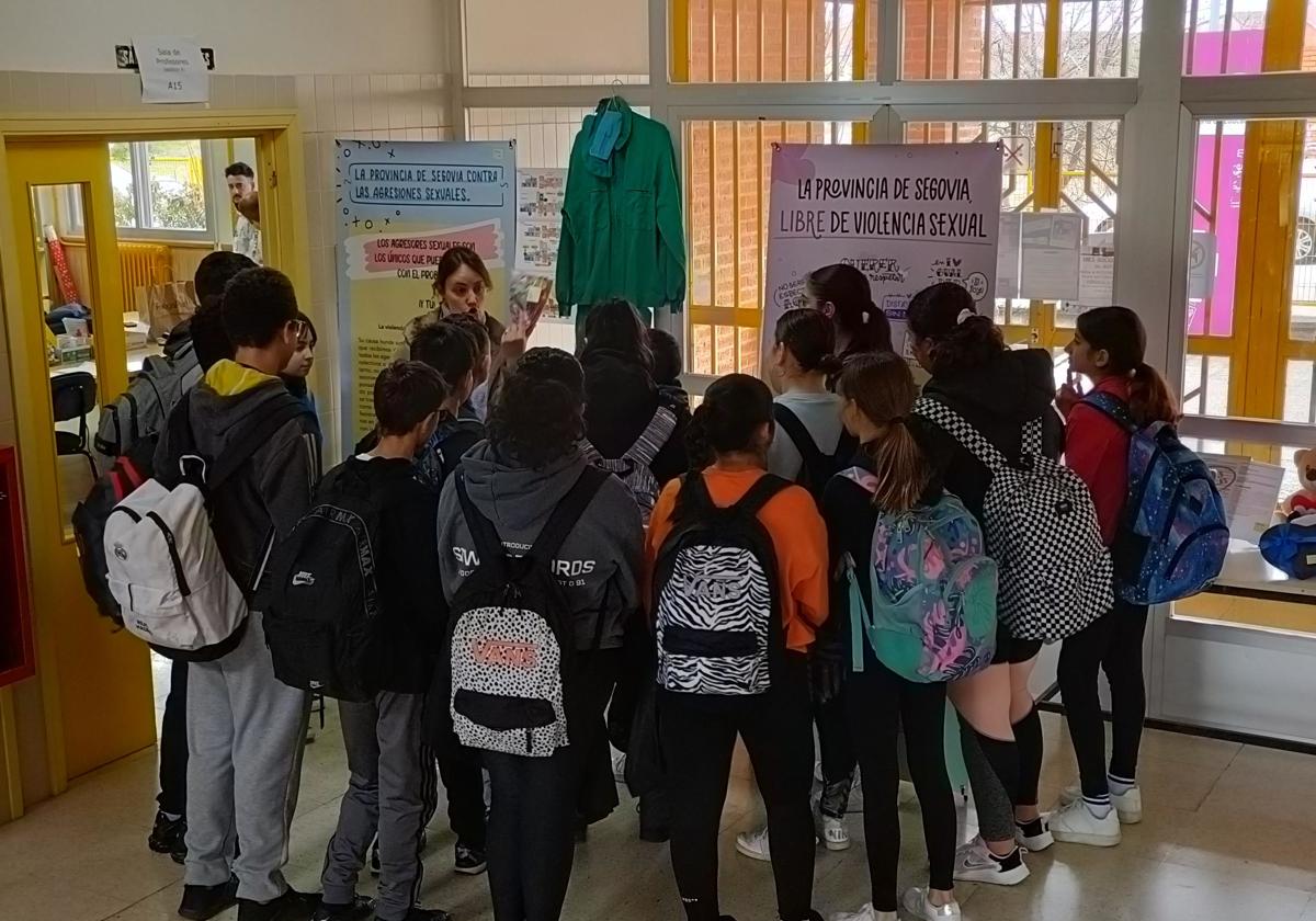 Alumnos del instituto Gil de Biedma de Nava de la Asunción visitan la exposición para desterrar mitos de la violencia sexual.