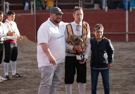 Pablo Martín 'Guindi' recoge el trofeo que le acredita como vencedor.