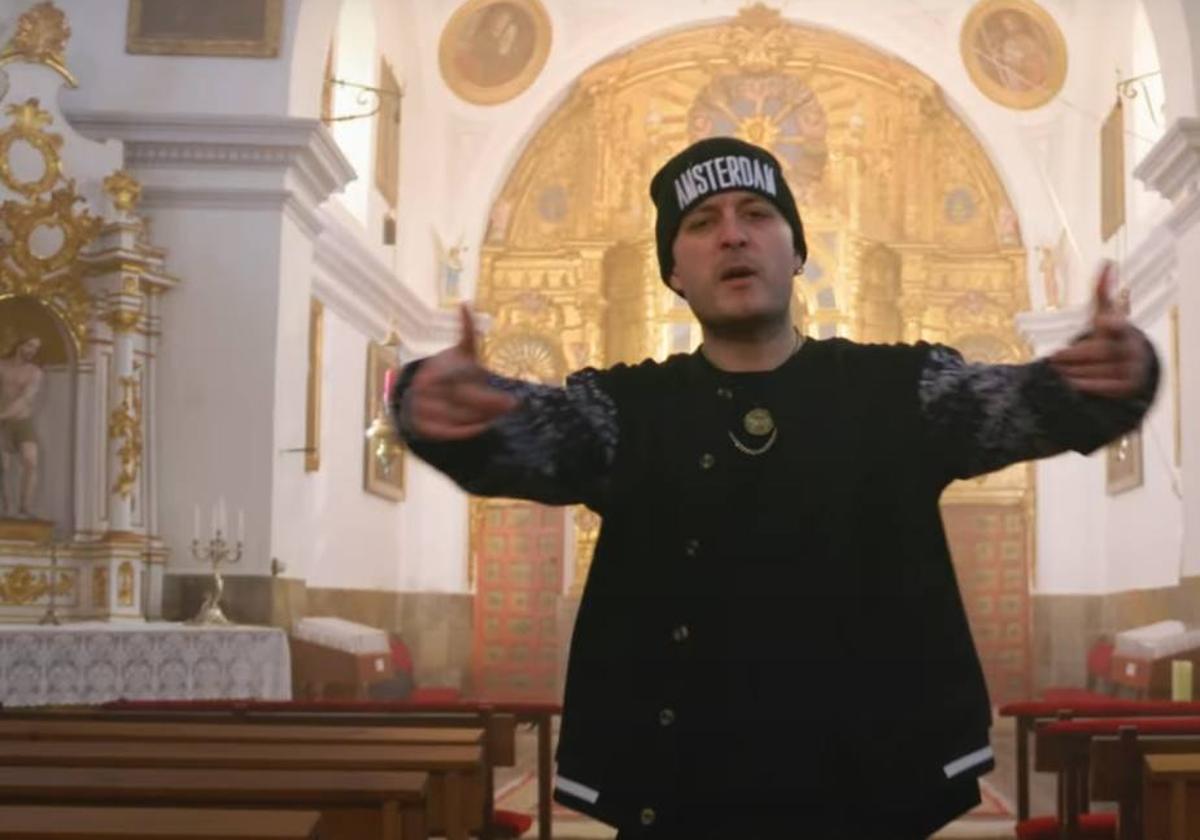 Fragmento del vídeo de los raperos Sender y Naím grabado en una ermita de Carbonero el Mayor.