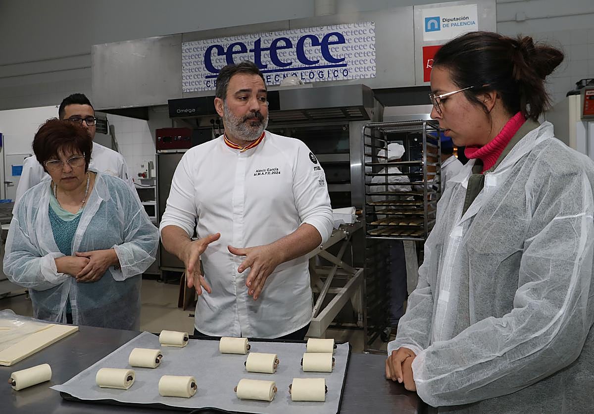 Alexis García, en el centro, durante el taller práctico que ha impartido en el Cetece.