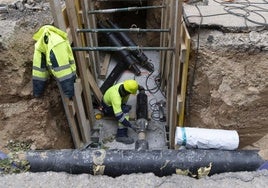 Un operario trabaja en el ajuste de una canalización de la red de calor en la calle Eusebio González Suárez de Valladolid.