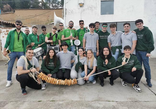 Los quintos y la charanga Cucu Band durante la pedida de rosquillas