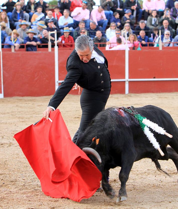 Imagen secundaria 2 - Arriba, el joven Jorge Oliva da un muletazo a su rival sentado en tablas; abajo a la izquierda, un pase de Finito de Córdoba, y a al derecha, Emilio de Frutos en la lidia del toro de su lote. 