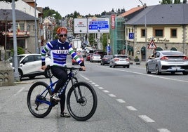 Juan Manuel Gea, con su bici, a un lado de la travesía.