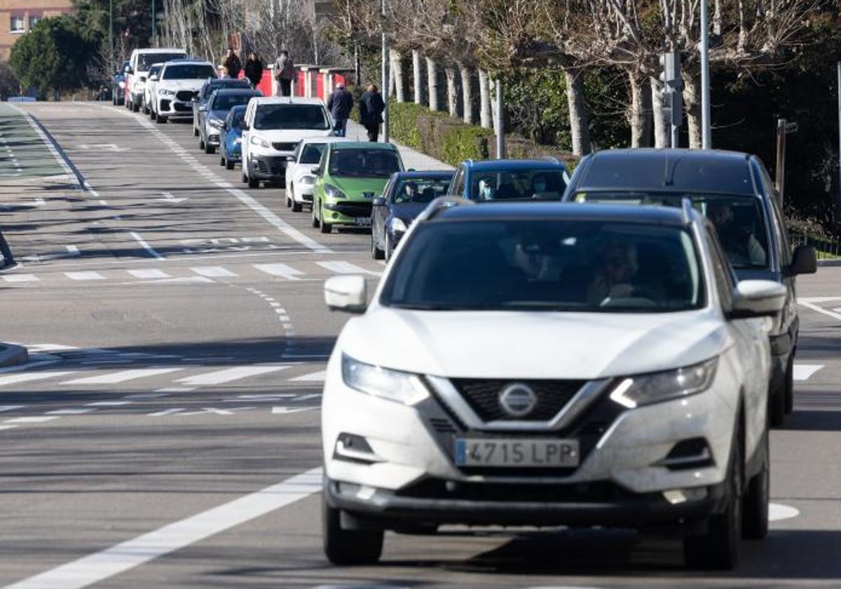 Varios coches circulando por el centro de Valladolid.