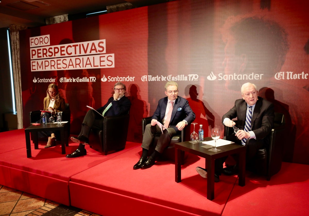 Arriba, Santiago Aparicio (CEOE Castilla y León), Pedro Palomo (Empresa Familiar) y Antonio Miguel Méndez Pozo (Cámaras de Comercio de Castilla y León), junto a Isabel Puig, moderadora de la mesa redonda.