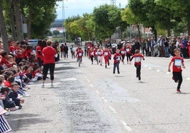 Multitud de niños participan en la carrera solidaria de Cuéllar.