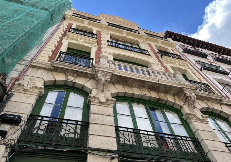 La casa modernista junto a la iglesia de la Vera Cruz