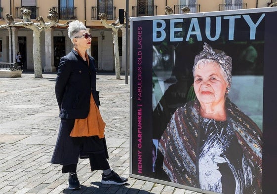 Henny Garfunkel, en la visita al festival, delante de una de sus fotos en la Plaza Mayor.