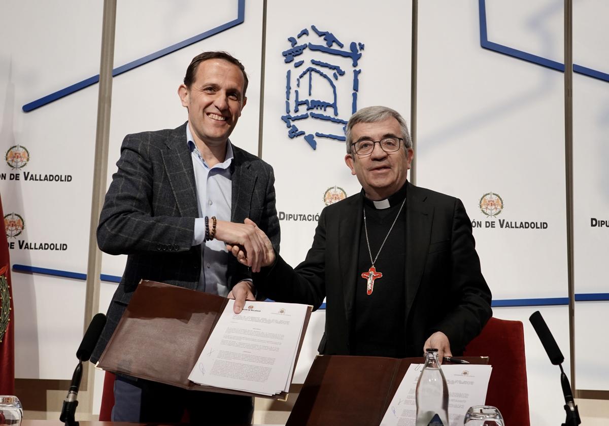 El presidente de la Diputación, Conrado Íscar, y el arzobispo de Valladolid, Luis Argüello, este lunes durante la firma del convenio.