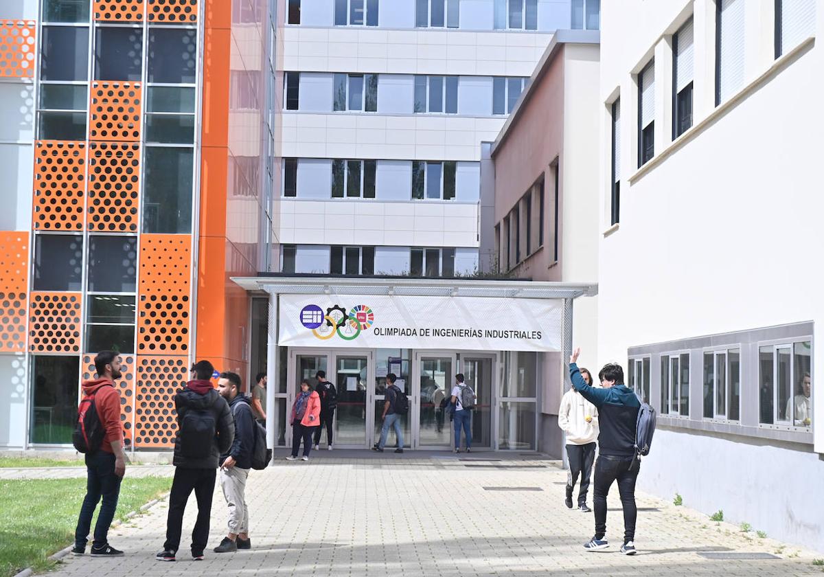 Varios alumnos en la puerta de la escuela de Ingenierías de la Universidad de Valladolid.