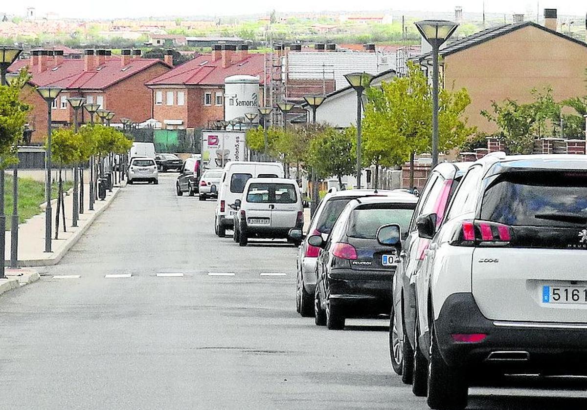 Coches aparcados en el Carrascalejo con un paso de cebra al fondo.