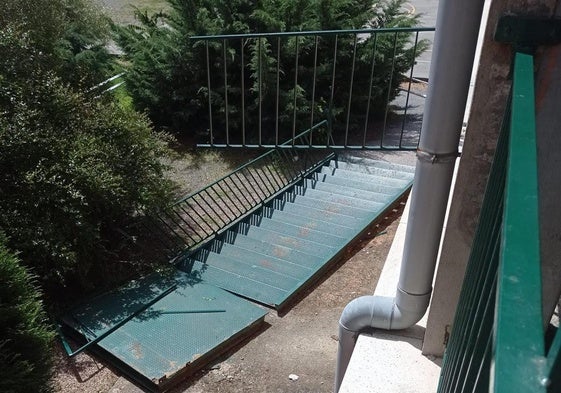 La Policía Municipal inspecciona la zona donde se ha producido la caída de un tramo de escalera