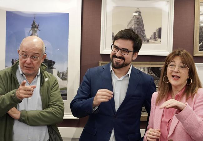 Francisco Igea, Guillermo del Valle y Soraya Rodríguez, de Izquierda Española, antes del desayuno informativo en Valladolid.