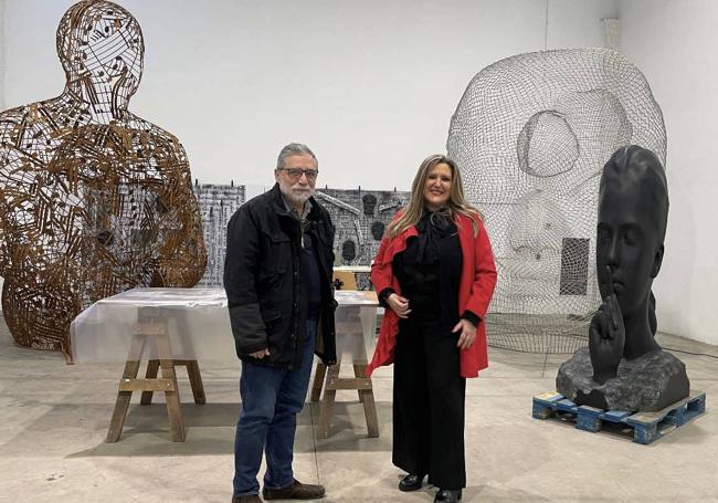 Jaume Plensa y la autora de la asistencia técnica el pasado mes de febrero en el estudio del artista en Barcelona.