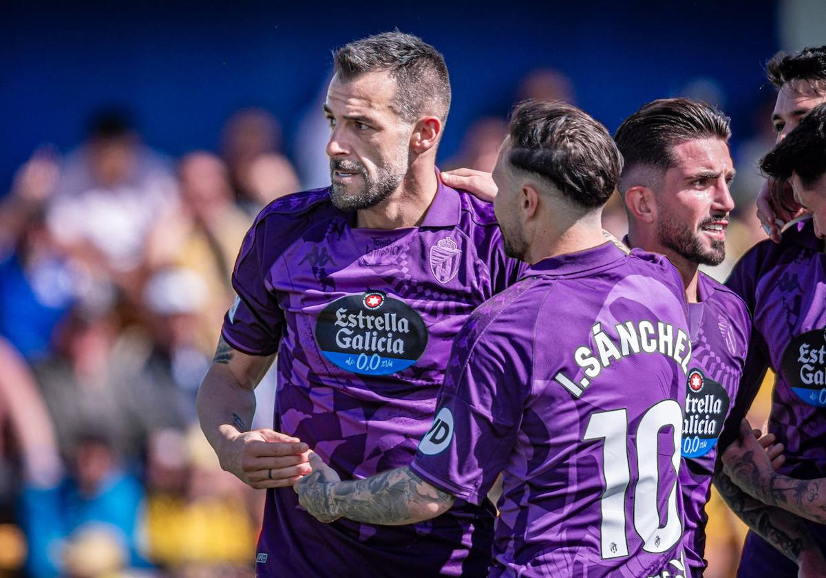 Iván Sánchez felicita a Negredo tras su gol en Alcorcón.