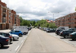 Coches aparcados en la plaza Fernando de Rojas, en el barrio de Nueva Segovia.