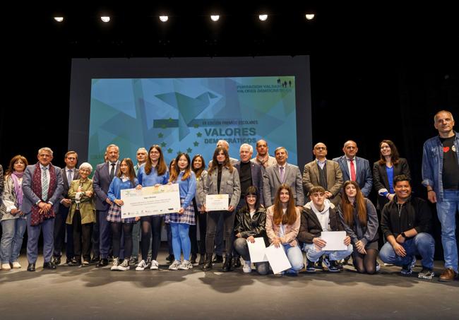 Foto de familia de los premiados con distintos representantesn institucionales.