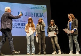 Alumnos del instituto María Zambrano de El Espinar, a punto de recoger el premio en la gala de este lunes.