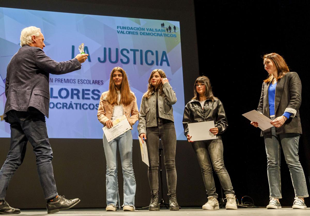 Alumnos del instituto María Zambrano de El Espinar, a punto de recoger el premio en la gala de este lunes.