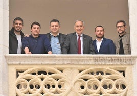 El rector, Antonio Largo (con corbata), junto con responsables de los restaurantes con Estrella Michelin en la provincia: Marc Segarra, Alvar Hinojal, Víctor Martín, Guillermo Ortega y Miguel Ángel de la Cruz.