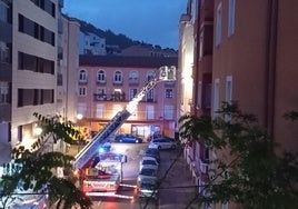 Imagen de la escala de los Bomberos tras acceder ellos a la vivienda.