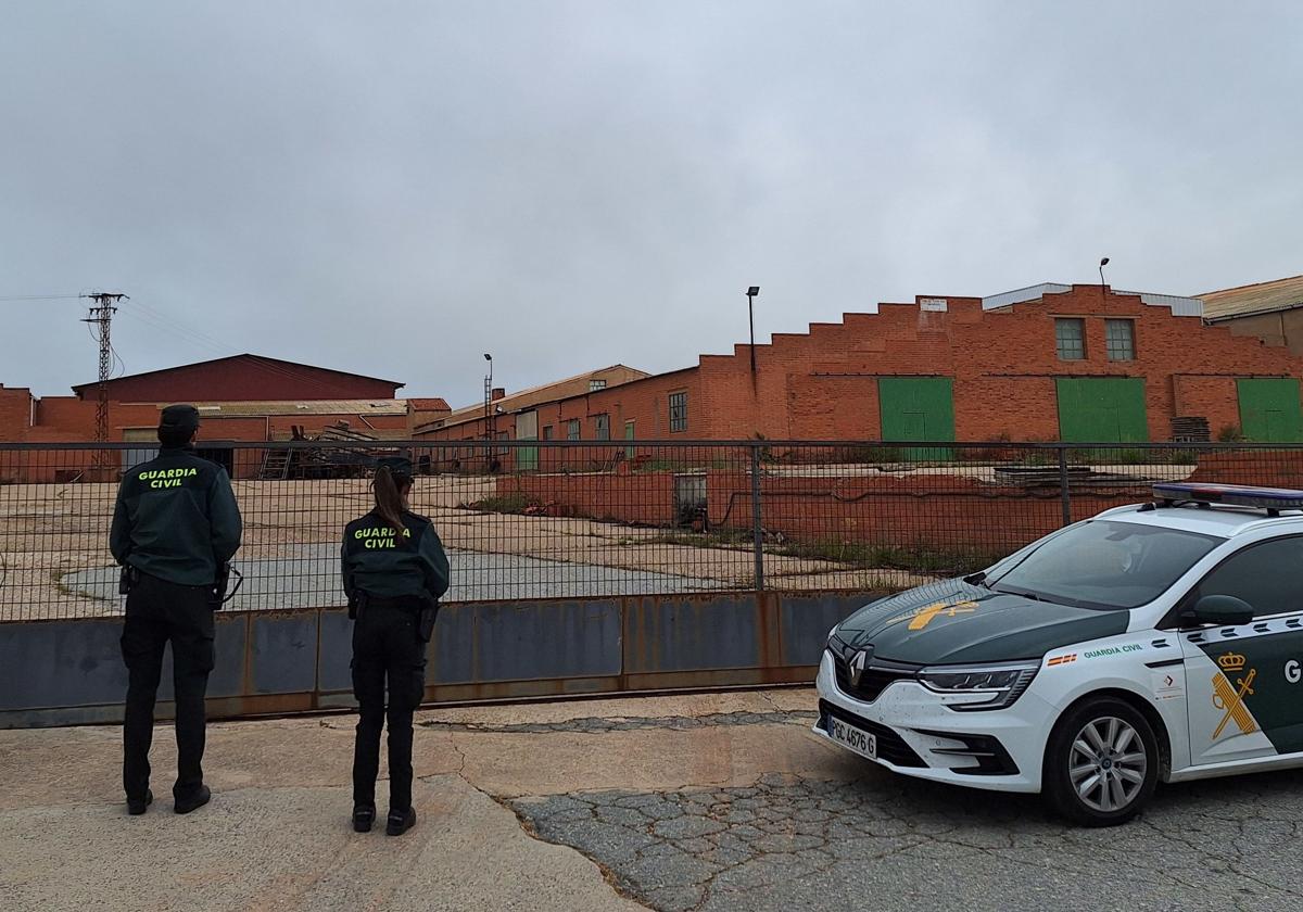 Guardia Civil en la entrada de la nave en la que interceptaron a los ladrones.