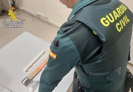 Hacha intervenido por la Guardia Civil a un joven en Barruelo de Santullán.