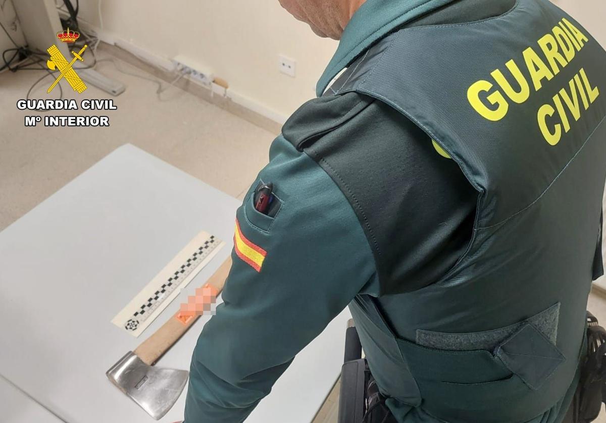 Hacha intervenido por la Guardia Civil a un joven en Barruelo de Santullán.