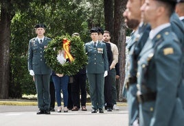 Desfile con la corona de Laurel, depositada en el monolito erigido en homenaje a los agentes fallecidos.