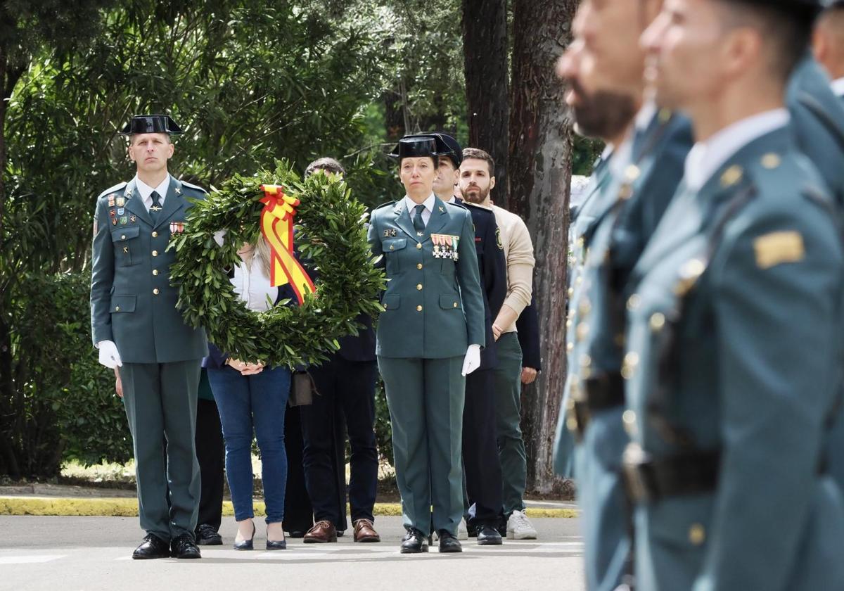 Desfile con la corona de Laurel, depositada en el monolito erigido en homenaje a los agentes fallecidos.