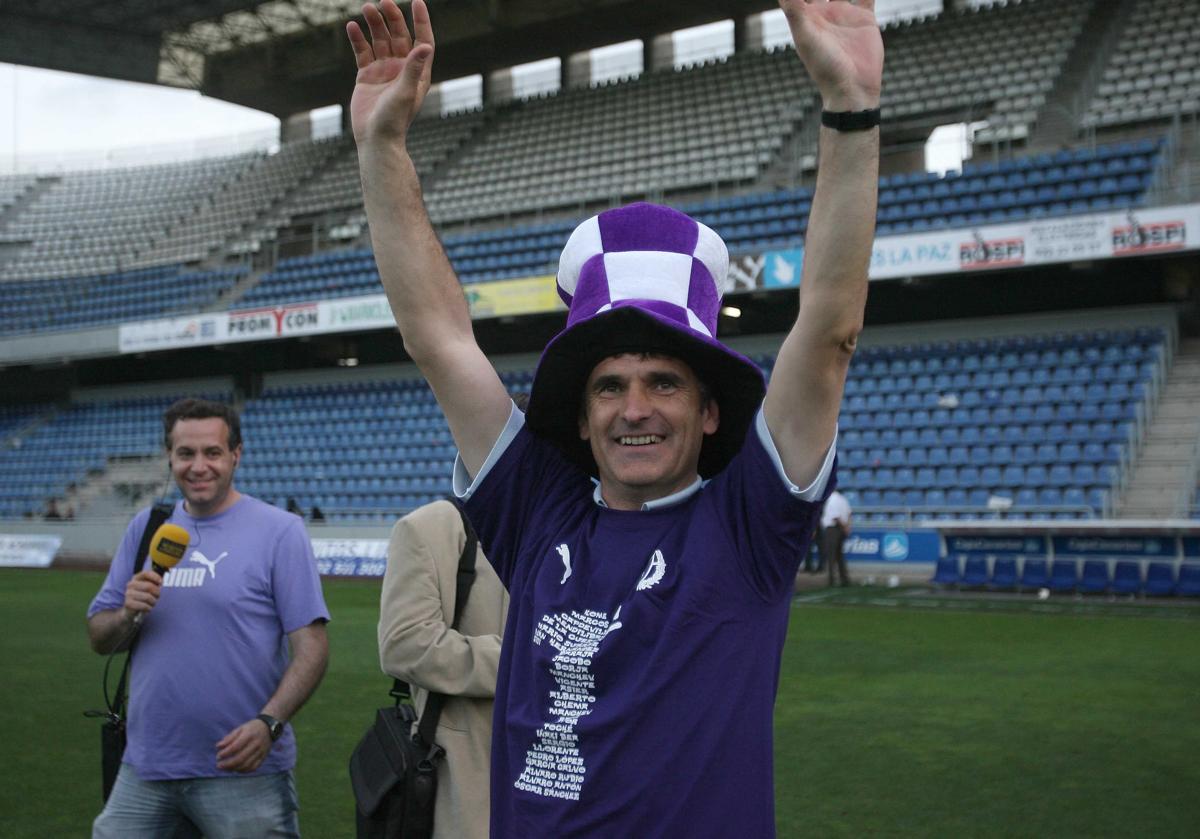 Mendilibar celebra el ascenso con la camiseta conmemorativa en el césped del Heliodoro Rodríguez, en 2007.