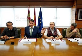 Firma del acuerdo de mejora de las condiciones de los agentes medioambientales y la Junta, este martes.