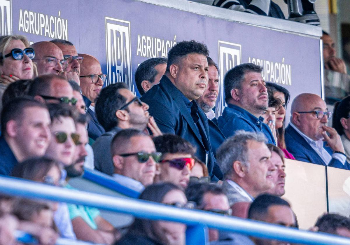 Ronaldo, sufriendo en el último partido en el palco del estadio Santo Domingo.