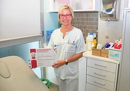 La responsable de la consulta, Isabel Frechilla, posa junto a la distinción recibida por el Caupa.