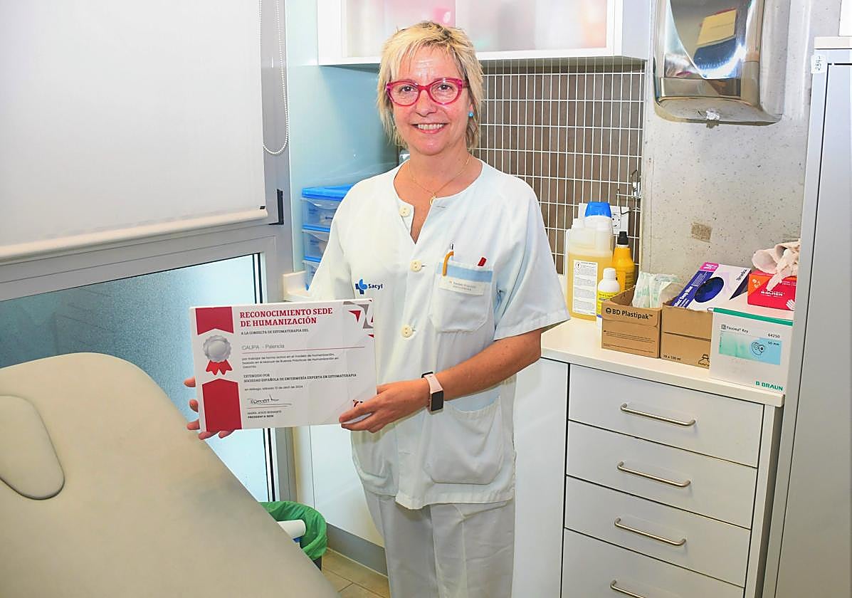 La responsable de la consulta, Isabel Frechilla, posa junto a la distinción recibida por el Caupa.